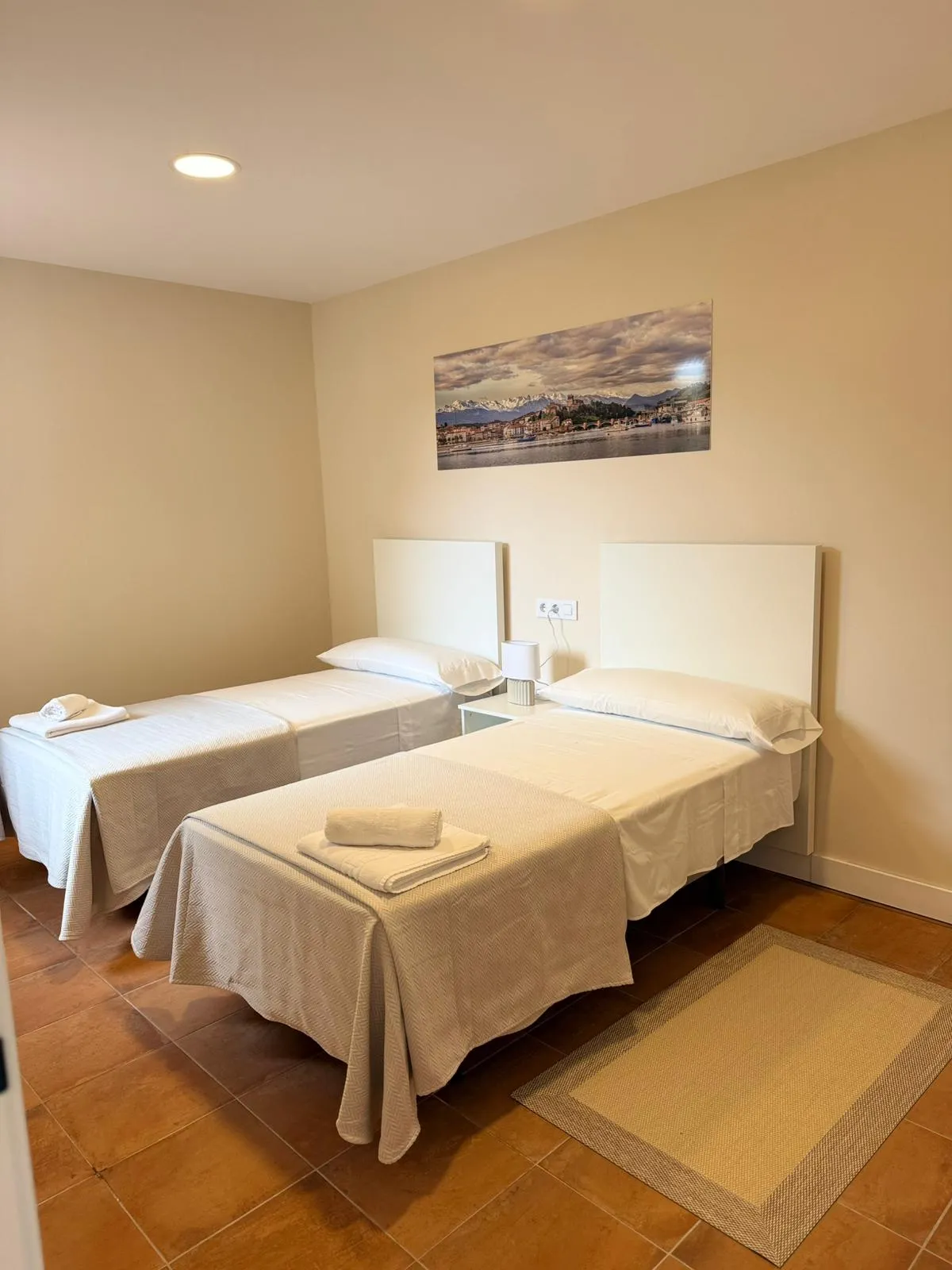 Schlafzimmer des Apartments mit zwei Einzelbetten