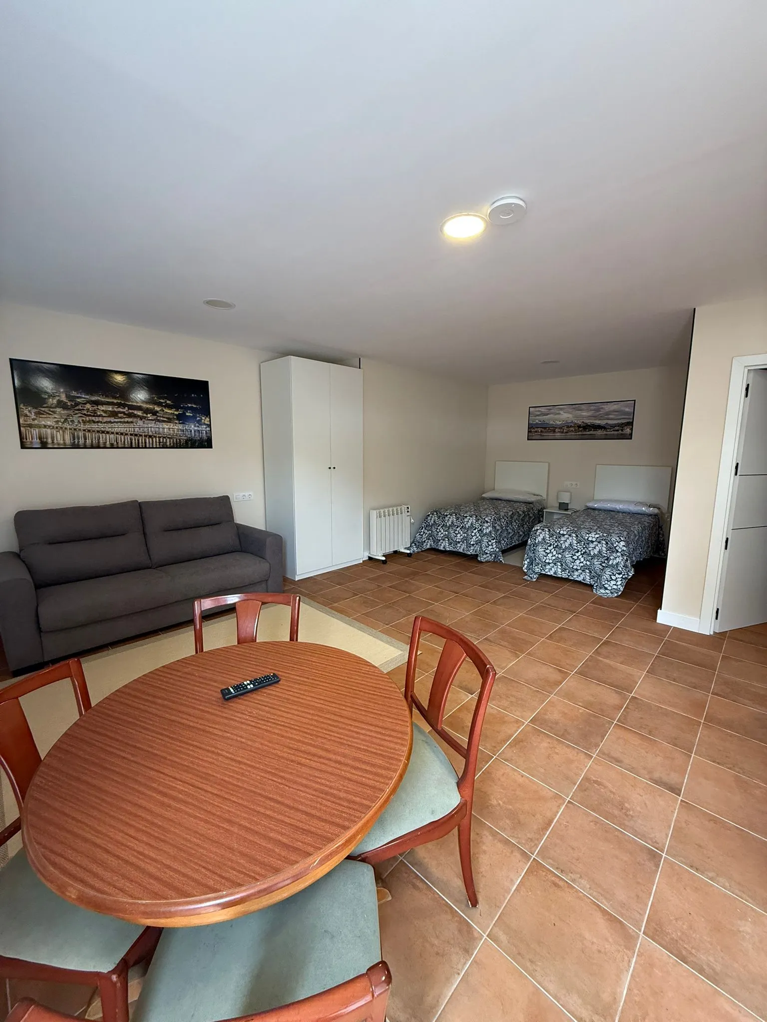 Gesamtansicht des Studios mit Wohnzimmer, Essbereich und Betten