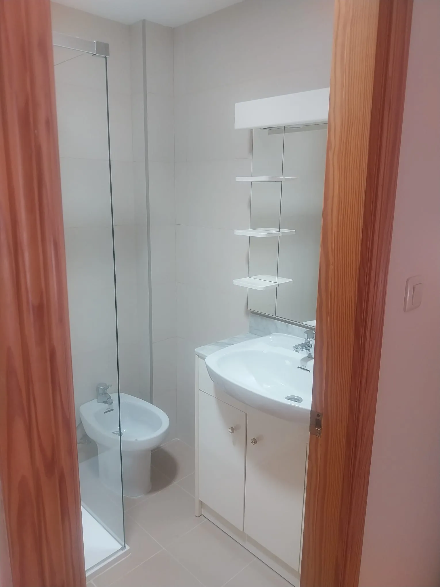 Bad der Wohnung mit Dusche und Bidet