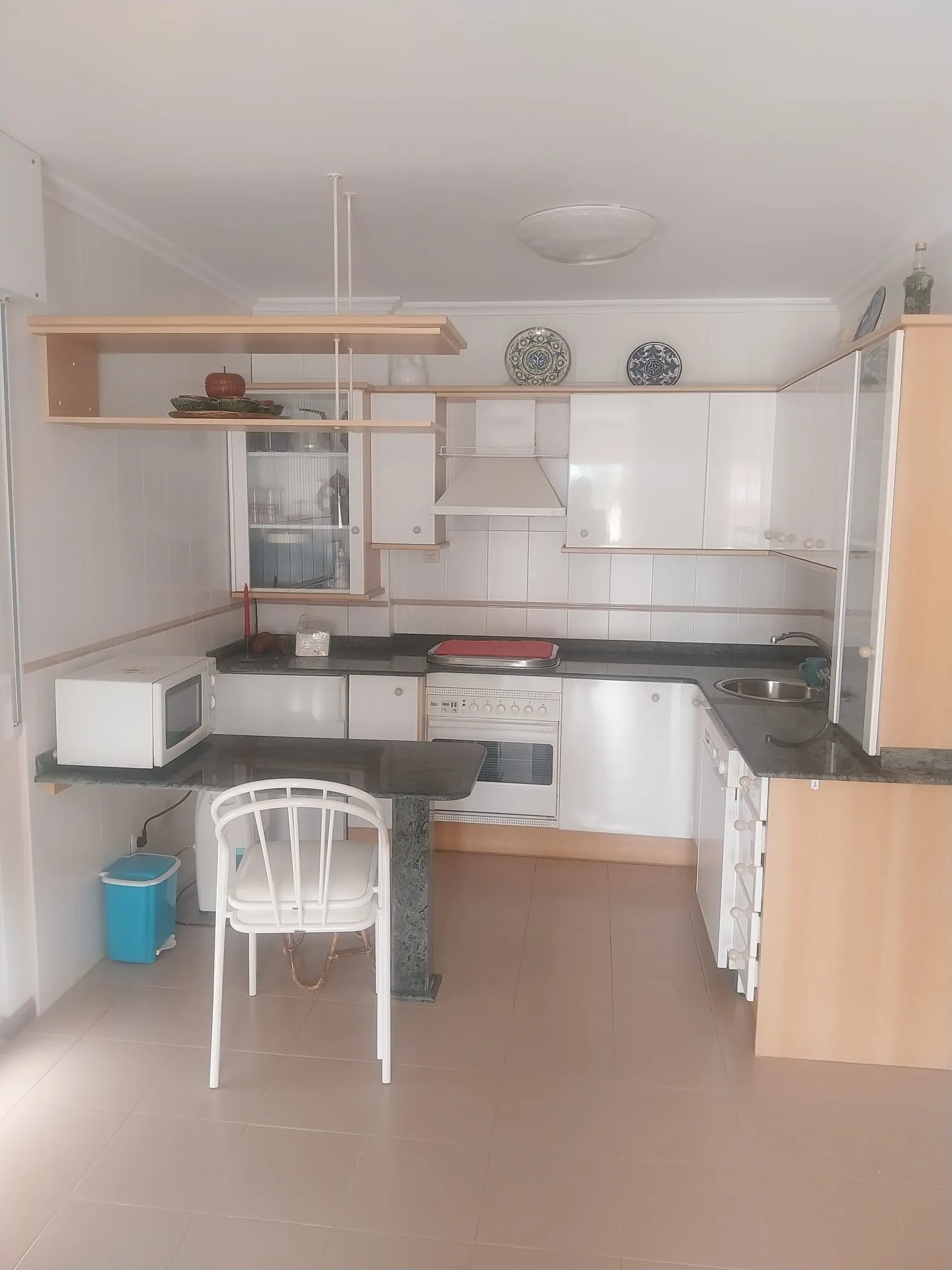 Küche der Wohnung mit Backofen, Cerankochfeld und Frühstückstheke