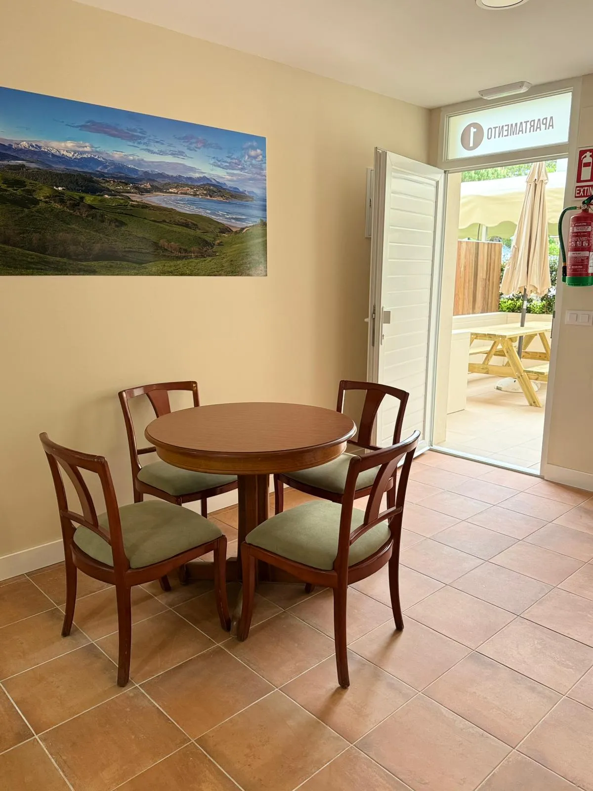 Comedor del apartamento y terraza privada, Hotel Playa de Merón