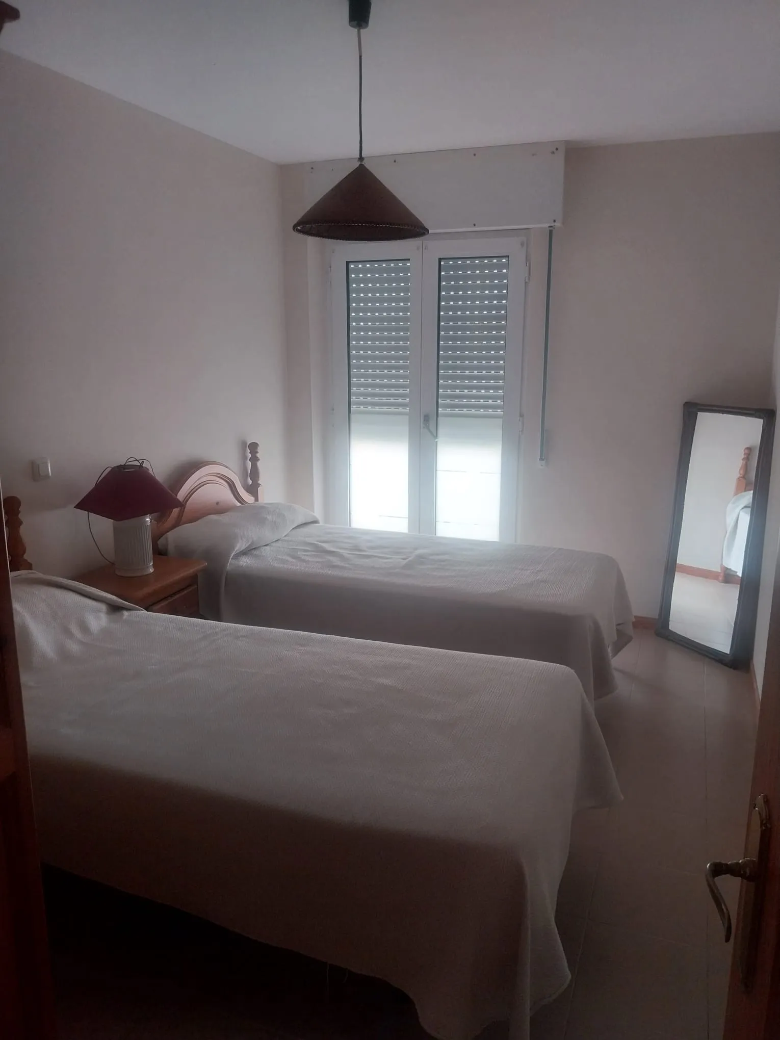 Dormitorio de la vivienda con dos camas individuales